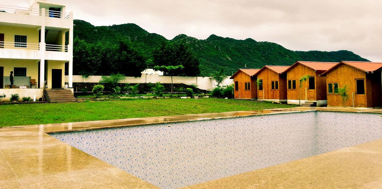 The Rustic Pines Hotel Удайпур Екстериор снимка